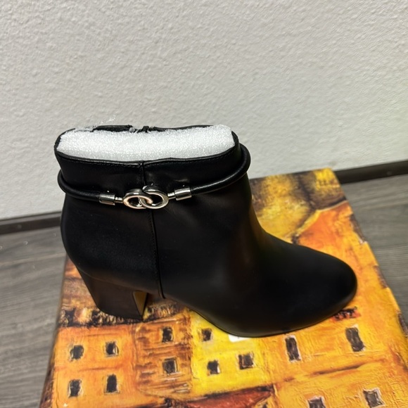 Bella Vita Women's Elegant Black Leather Ankle Boots - Picture 5 of 6